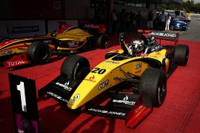 Barcelona FR3.5: Kevin Magnussen seals title with narrow victory