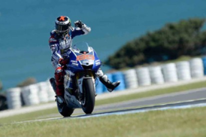 Phillip Island MotoGP: Jorge Lorenzo on pole despite seagull clash