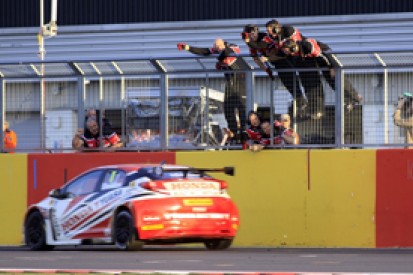 Silverstone BTCC: Gordon Shedden wins and stays in title hunt