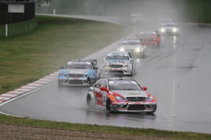Imola Superstars: Tonio Liuzzi resists Gianni Morbidelli in rain
