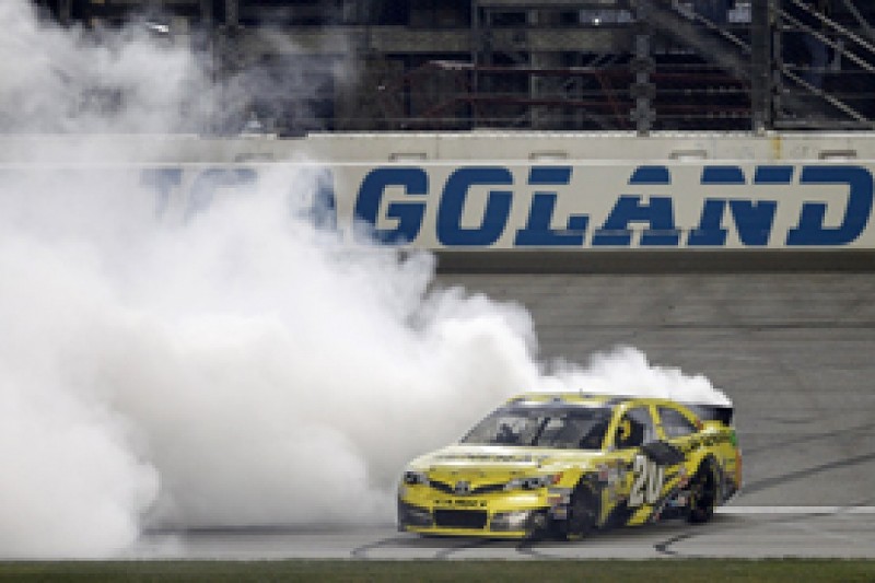 Chicagoland NASCAR: Matt Kenseth beats Kyle Busch in delayed race