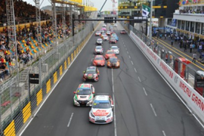 Macau WTCC: Yvan Muller dominates opening race
