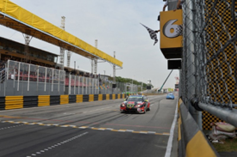 Macau WTCC: Rob Huff wins wild finale