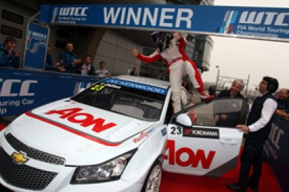 Shanghai WTCC: Tom Chilton beats Yvan Muller to race one win