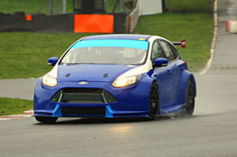 Motorbase's new BTCC Ford Focus hits the track