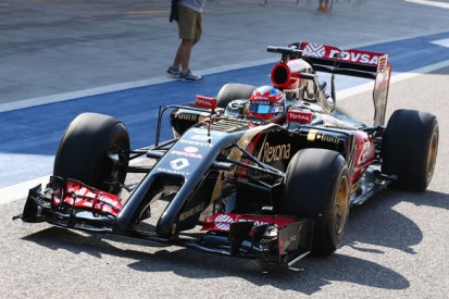 Lotus E22 makes public debut as Bahrain Formula 1 test starts