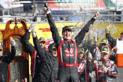 Martinsville NASCAR: Kurt Busch takes first win since 2011
