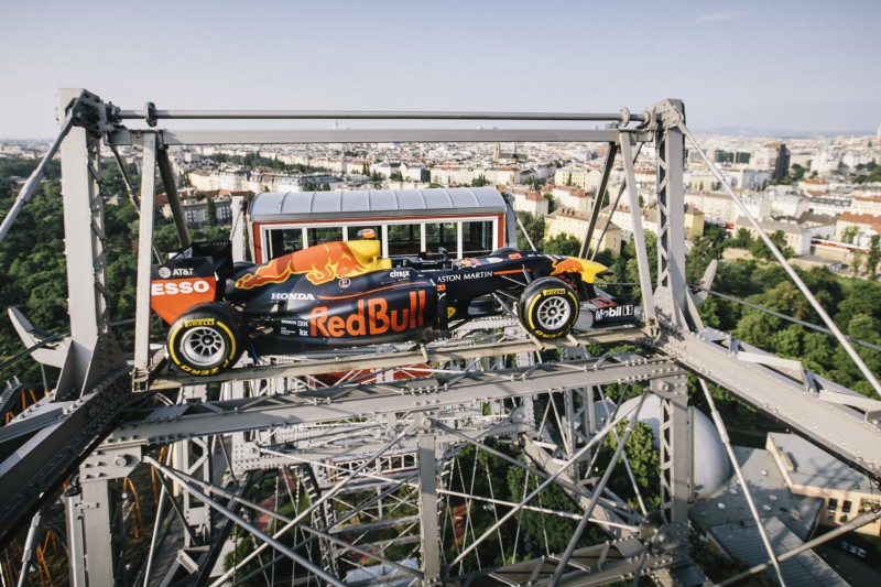 Spektakulärer PR-Stunt: Red Bull RB15 auf dem Wiener Riesenrad