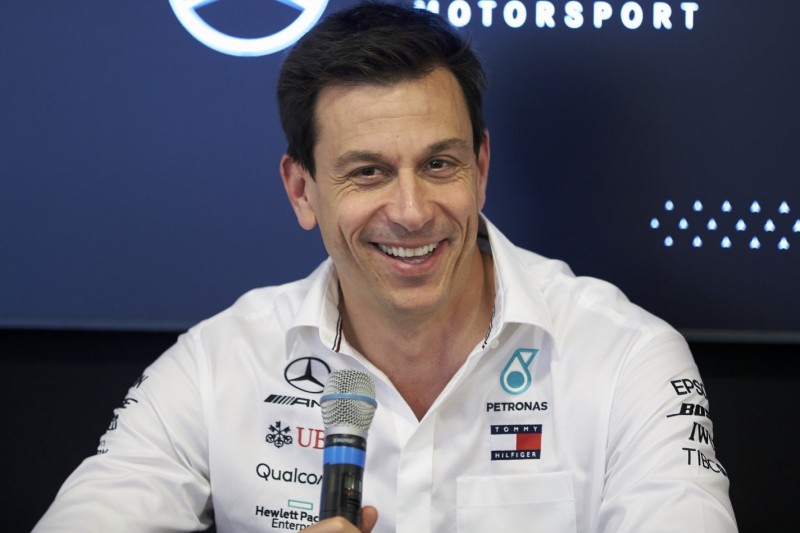 "Wollen auch spannende Rennen": Toto Wolff entschuldigt sich für Langeweile