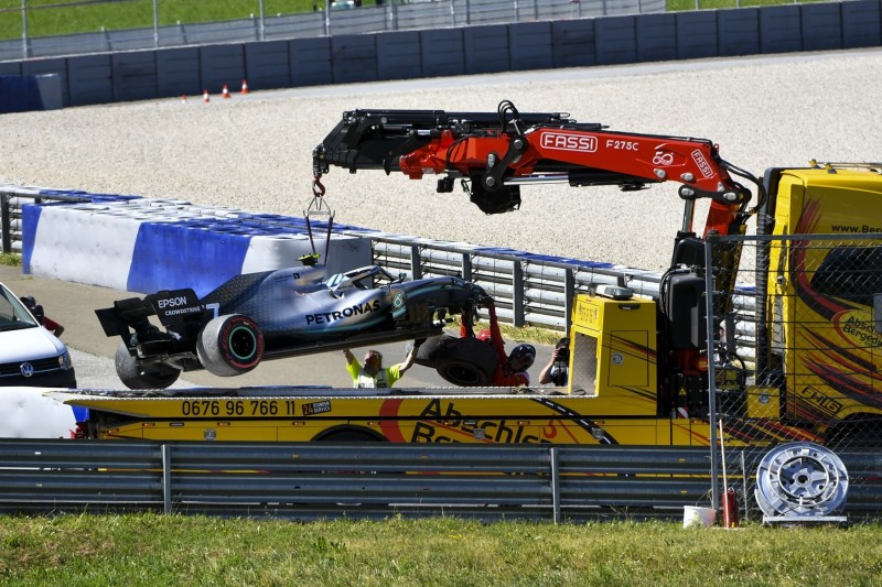 Drei Formel-1-Stars fliegen im Training ab: Hatte der Wind Schuld?