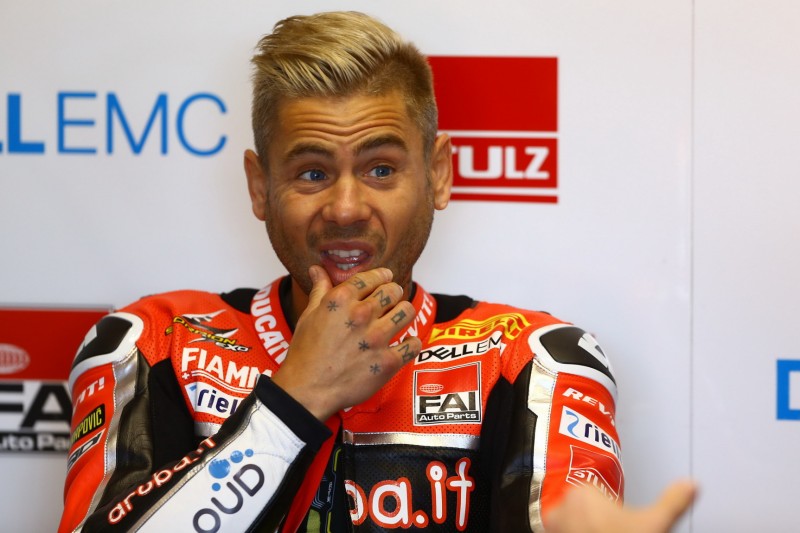 WSBK Donington: Alvaro Bautista nach Sturz im Regen erstmals der Jäger
