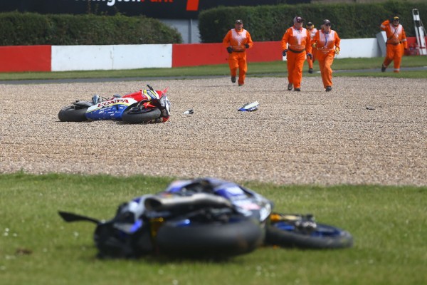 "Motorrad in zwei Teile gerissen" - Auch Sandro Cortese stürzt auf der Ölspur