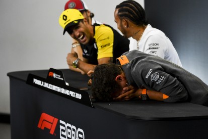 Schamhaar-Witz: Ricciardo beschert Norris Lachkrampf in der FIA-PK!
