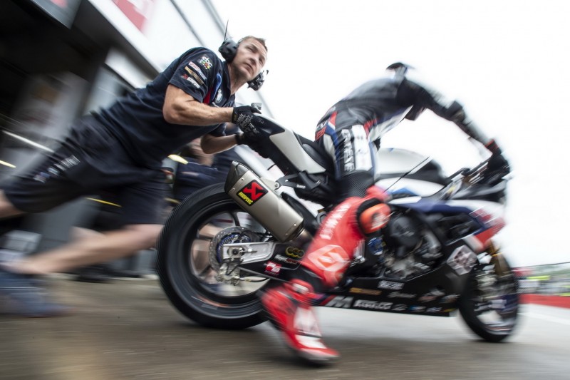 BMW S1000RR: Akrapovic baut auf Wunsch von Tom Sykes lauteren Auspuff