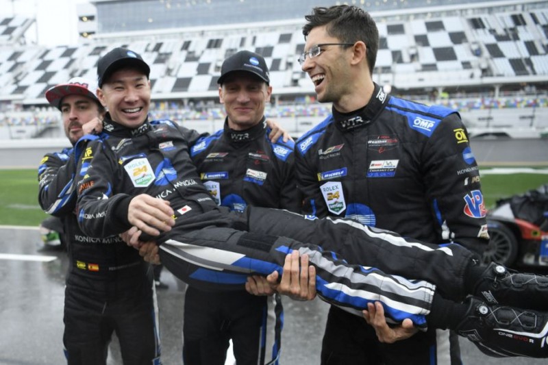 Kobayashi holt Daytona-Siegesfeier mit halbem Jahr Verspätung nach