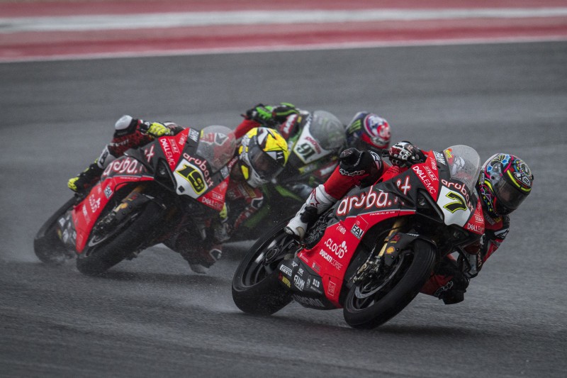 Ducati Panigale V4R: Bei Regenrennen deutlich fahrbarer als die V2-Panigale