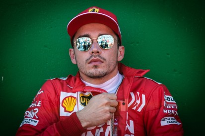 Spiegel lose: Charles Leclerc durchfährt 130R einhändig