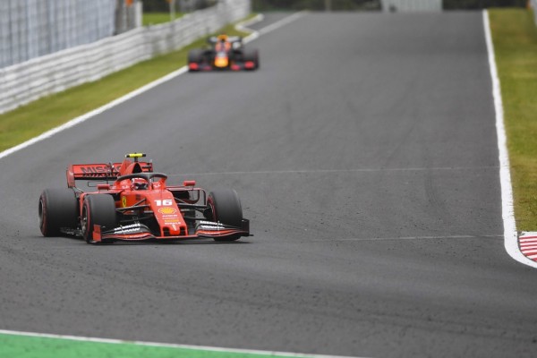 Einhändig durch die 130R: Leclerc antwortet Kritikern