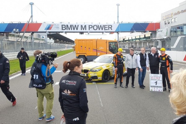 Kehrmaschine crasht VLN-Meisterzeremonie am Nürburgring