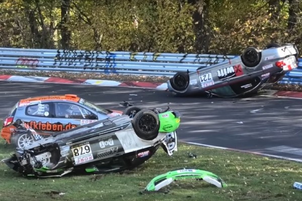 Horrorcrash am Nürburgring: BMW fliegt meterhoch durch die Luft