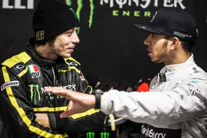 Fix: Rossi im Formel-1-Mercedes, Hamilton auf der MotoGP-Yamaha!