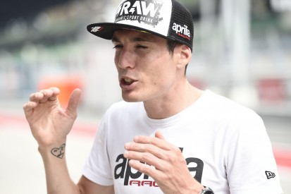 Kollision in der Boxengasse: MotoGP-Pilot Aleix Espargaro fährt Fotograf um