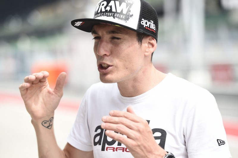 Kollision in der Boxengasse: MotoGP-Pilot Aleix Espargaro fährt Fotograf um