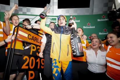 "Beste Leistung": Carlos Sainz feiert eigene Podestzeremonie
