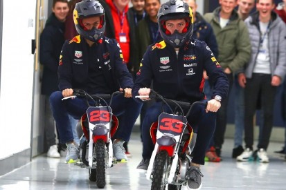 Highlights des Tages: Red-Bull-Duo macht auf Mopeds die Fabrik unsicher