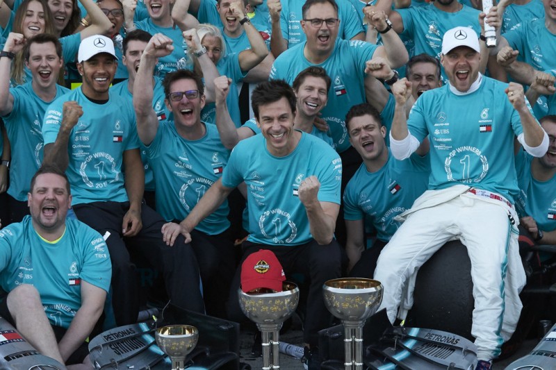 Trotz Aussicht auf Hamiltons Rekordtitel: Wolff drückt beiden Fahrern die Daumen