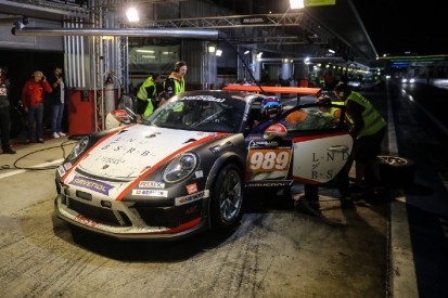 Irrer Boxen-Schubser bei 24h Dubai: Mechaniker von Porsche umgerissen