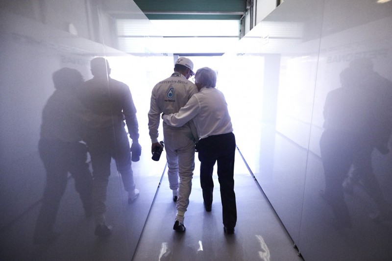 Video: So bringt ein Journalist Bernie Ecclestone ins Schwitzen!
