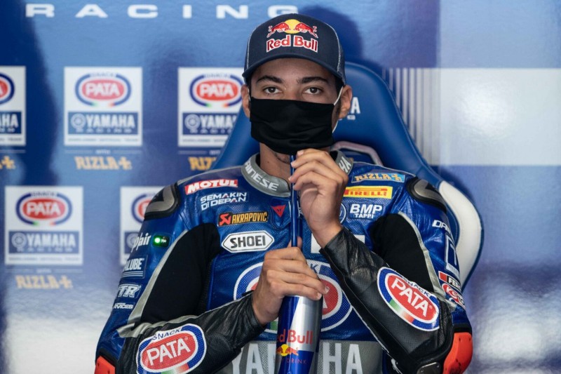 Schräger Zwischenfall: Razgatlioglu stürzt bereits vor dem Rennstart in Jerez