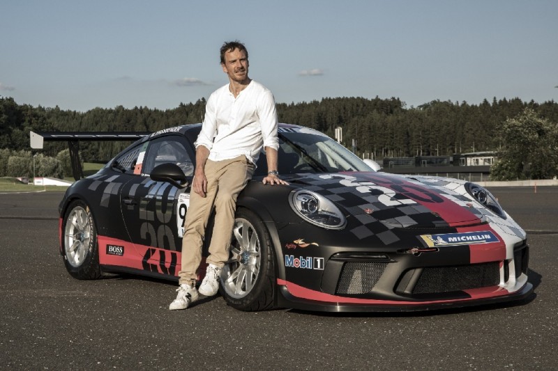 Hollywood-Filmstar Michael Fassbender fährt im Porsche-Supercup