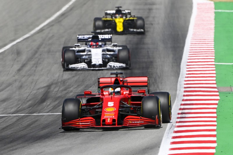 Wieder keine Antwort am Funk: Vettel in Barcelona "angekratzt"