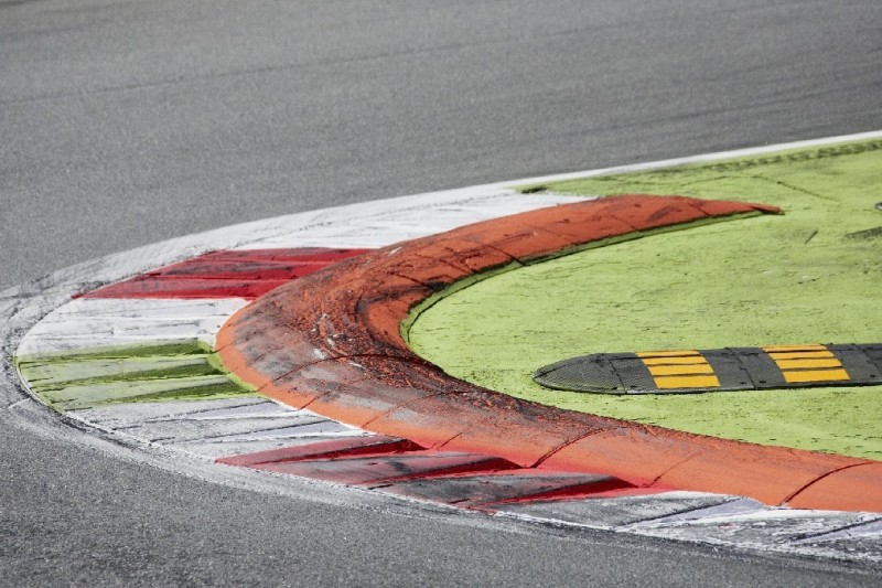 Auch nach Formel-2-Crash: FIA hält "Baguette-Kerbs" für sicher genug