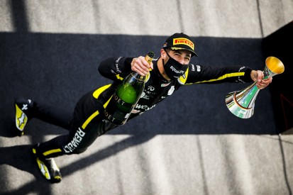 "Das ist jetzt schlecht": Geschockter Ricciardo vergisst Shoey auf dem Podest