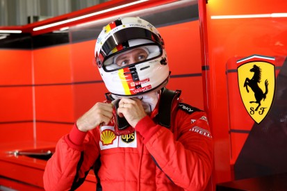 Sebastian Vettel scheint zu zweifeln: Hat er das gleiche Auto wie Leclerc?
