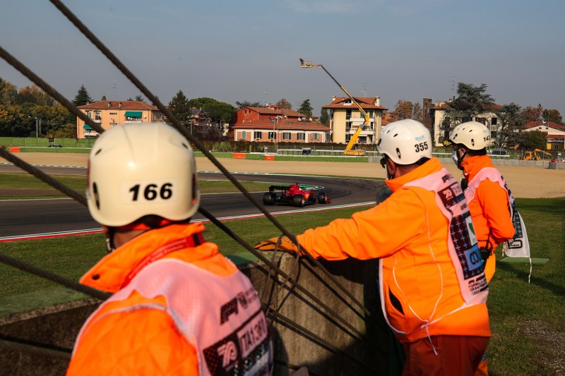 Streckenposten in Gefahr: FIA reagiert auf Schrecksekunde in Imola