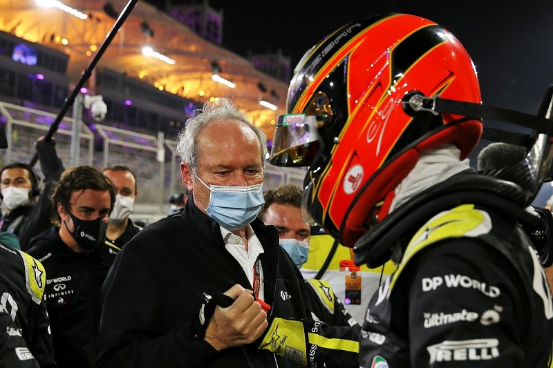 Key figure in Renault's F1 revival Stoll to step down in December