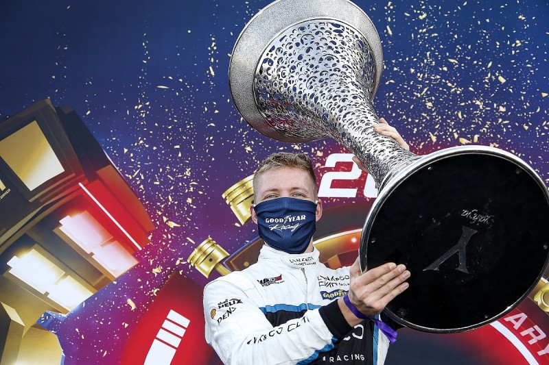 Ehrlacher crowned World Touring Car Cup champion in Aragon