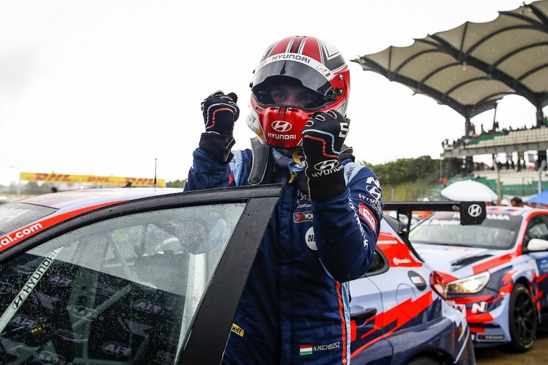 WTCR Sepang: Michelisz closes on title, three drivers in contention