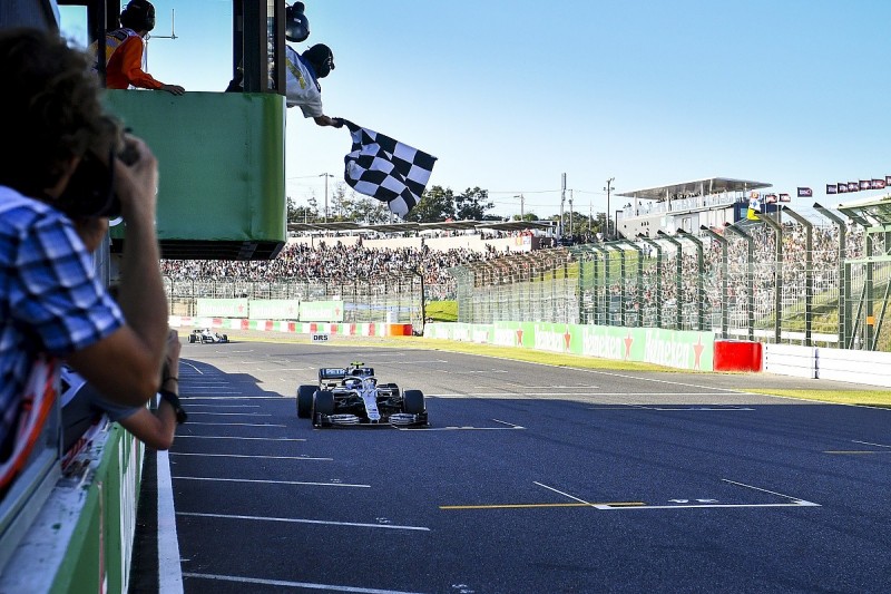 Physical chequered flag will end F1 grands prix again from 2020