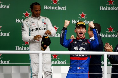 Mercedes' Hamilton can learn from "gloves off" Formula 1 style in Brazil