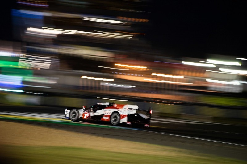 Le Mans 24 Hours: #7 Toyota edges clear in lead battle after safety car