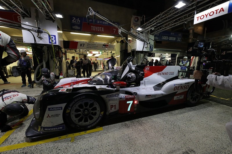 Le Mans 24 Hours: Kobayashi puts #7 Toyota over a minute clear
