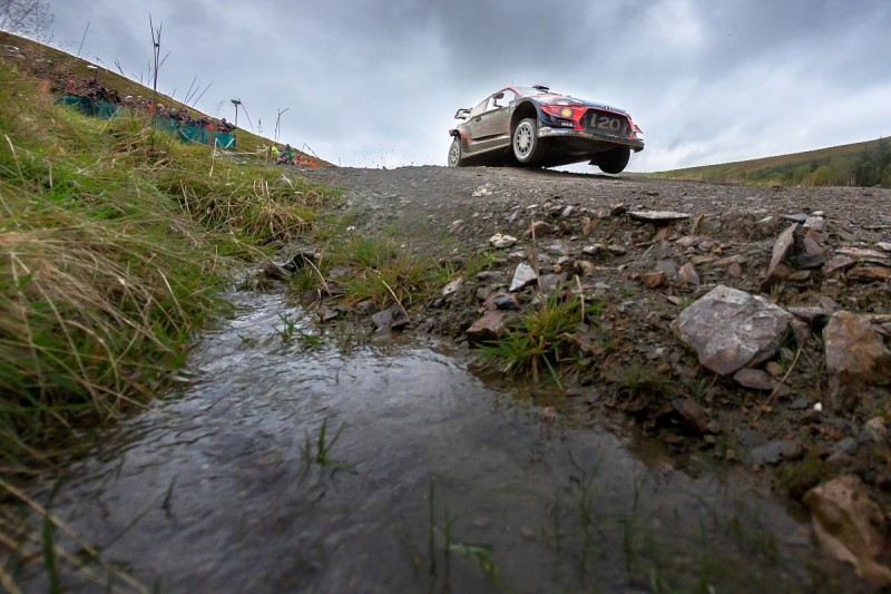 WRC Rally GB: Neuville usurps Ogier but Tanak edges away