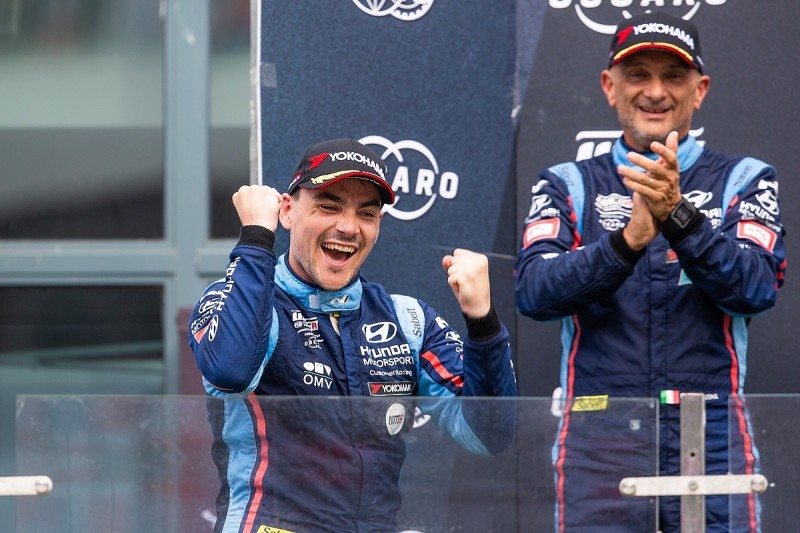Michelisz storms to WTCR points lead after Priaulx battle at Ningbo
