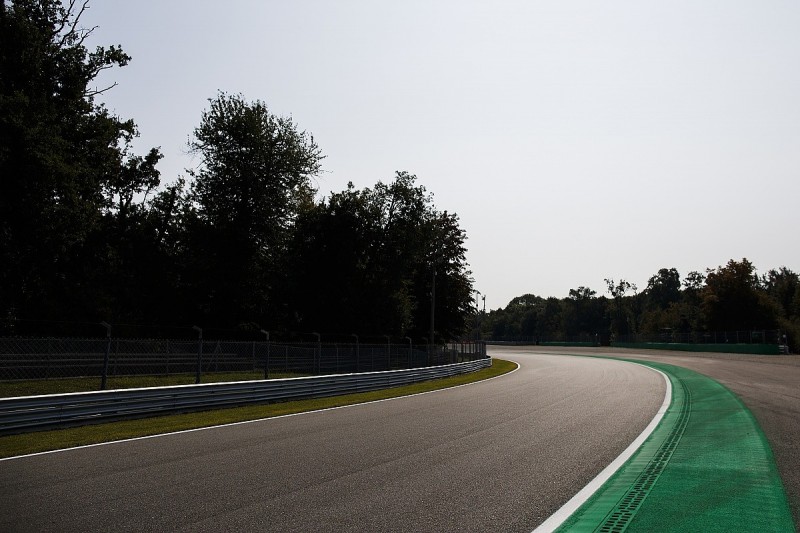 Parabolica sausage kerb removed after Peroni crash, affects F1 FP3