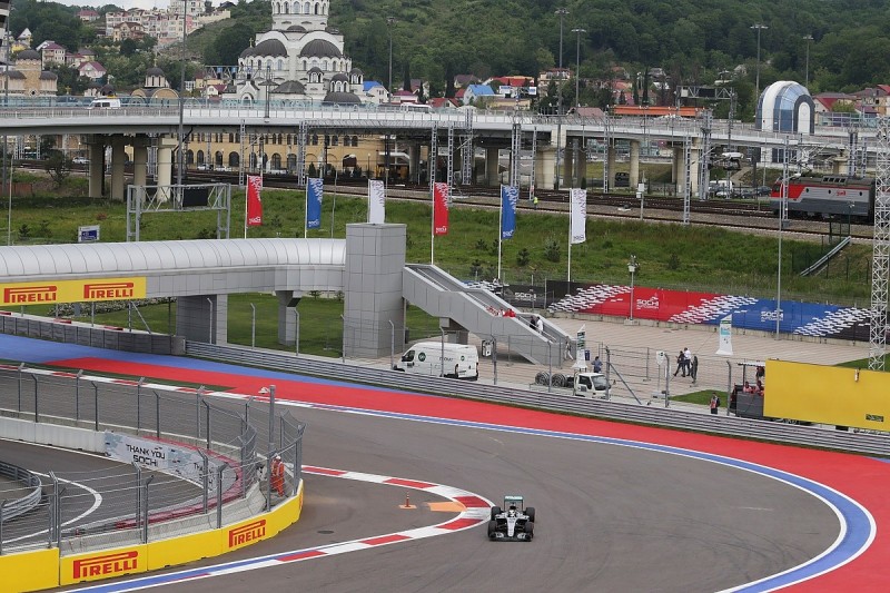 Hamilton narrowly pips Rosberg in final Russian GP F1 practice